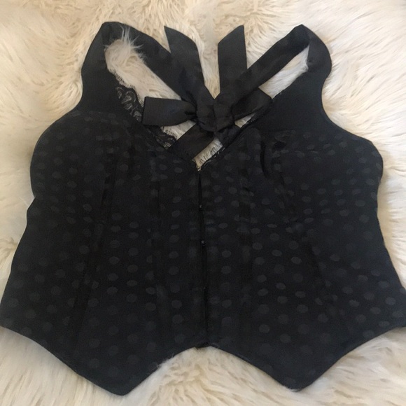 Beautiful black top from Guess - Picture 1 of 4